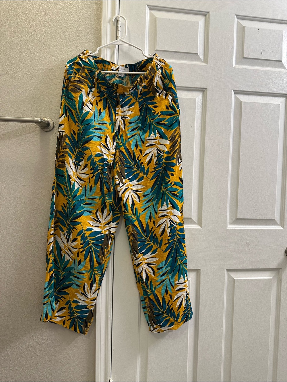 Liz ClaiborneYellow & blue tropical print wide leg pants. Size 6